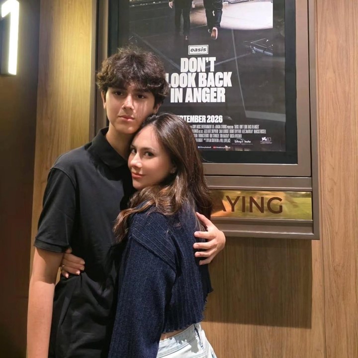 <p>Potret terbaru Alric baru-baru ini dibagikan sang Bunda di Instagram. Wulan membagikan potret <em>quality time</em>-nya bersama sang putra saat menonton film dokumenter reuni band Oasis bertajuk <em>Oasis: Don't Look Back in Anger.</em> Wulan juga mengunggah potret masa kecil sang putra yang ternyata kerap didandani dengan gaya rambut mirip vokalis OSIS, Liam Gallagher. "Dulu waktu kecil <em>hairstyle</em> nya selalu mama buat Ala Liam, sekarang udah gak mau, padahal gemesh yaaa ( swipe) ya kaaann," tulis Wulan. (Foto: Instagram @wulanguritno)</p>
