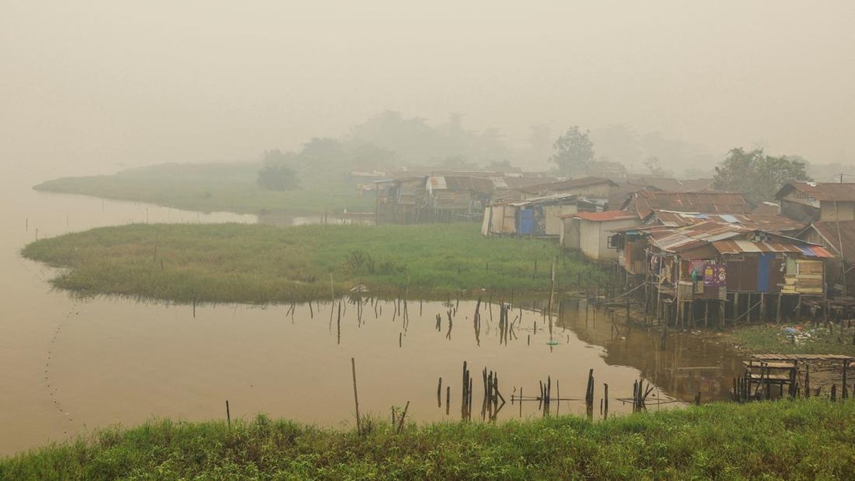A view of houses along a waterway shrouded in haze from wildfires in Pontianak, West Kalimantan province, Indonesia, September 13, 2026. REUTERS/Ajeng Dinar Ulfiana