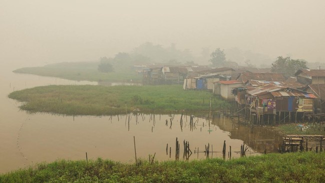 A view of houses along a waterway shrouded in haze from wildfires in Pontianak, West Kalimantan province, Indonesia, September 13, 2026. REUTERS/Ajeng Dinar Ulfiana