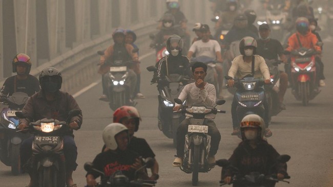 FOTO: Kabut Asap Karhutla Selimuti Pontianak