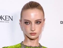Anak Naomi Watts Raih Breakthrough Model of the Year, Cetak Sejarah
