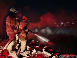 Lahan di Punclut Bandung Terbakar, Asap Mengepul hingga ke Permukiman