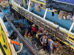 KN SAR Laksamana 241 Tiba Bawa Penumpang Ke-70 yang Selamat dari Kapal Virgo