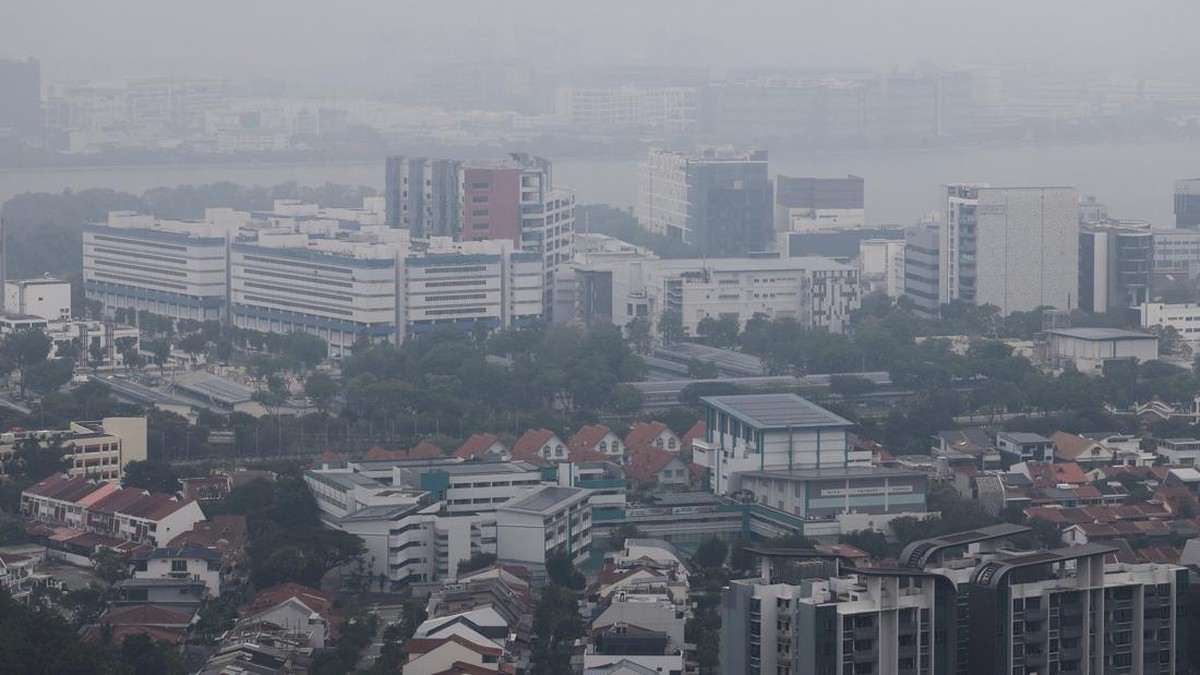 Haze shrouds commercial and residential buildings in the western side of Singapore on Monday as smoke from regional forest fires reduces visibility across the island city-state, in Singapore, September 14, 2026. REUTERS/Suhaimi Abdullah