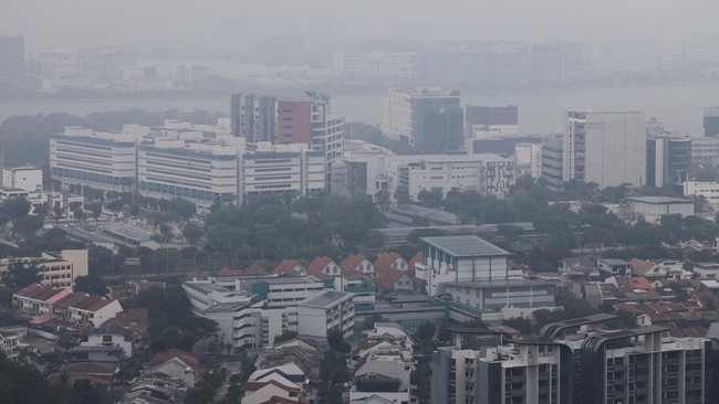 Haze shrouds commercial and residential buildings in the western side of Singapore on Monday as smoke from regional forest fires reduces visibility across the island city-state, in Singapore, September 14, 2026. REUTERS/Suhaimi Abdullah