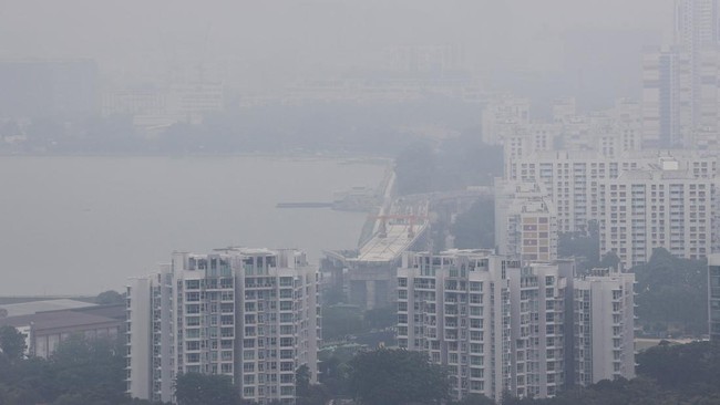 Haze shrouds commercial and residential buildings in the western side of Singapore on Monday as smoke from regional forest fires reduces visibility across the island city-state, in Singapore, September 14, 2026. REUTERS/Suhaimi Abdullah