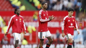 Soccer Football - Premier League - Manchester United v Manchester City - Old Trafford, Manchester, Britain - September 13, 2026 Manchester United's Marcus Rashford applauds their fans after the match Action Images via Reuters/Jason Cairnduff EDITORIA