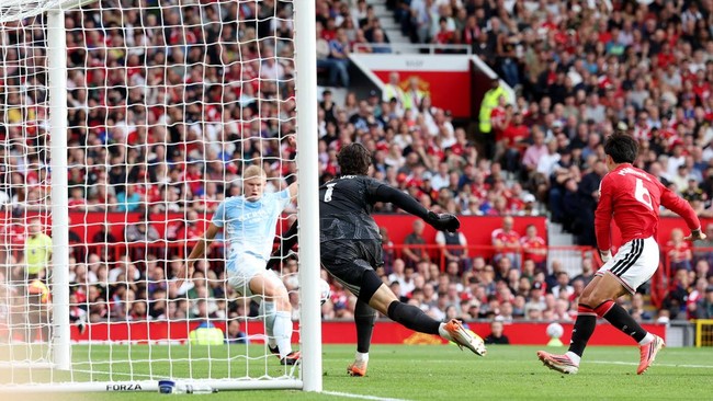 Soccer Football - Premier League - Manchester United v Manchester City - Old Trafford, Manchester, Britain - September 13, 2026 Manchester City's Erling Haaland scores their first goal REUTERS/Scott Heppell EDITORIAL USE ONLY. NO USE WITH UNAUTHORIZE