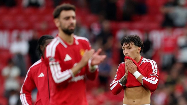 Soccer Football - Premier League - Manchester United v Manchester City - Old Trafford, Manchester, Britain - September 13, 2026 Manchester United's Lisandro Martinez looks dejected after the match REUTERS/Scott Heppell EDITORIAL USE ONLY. NO USE WITH