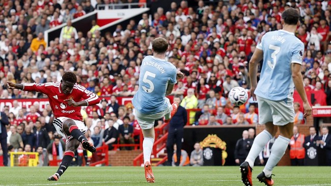 Soccer Football - Premier League - Manchester United v Manchester City - Old Trafford, Manchester, Britain - September 13, 2026 Manchester United's Kobbie Mainoo shoots at goal and hits the post Action Images via Reuters/Jason Cairnduff EDITORIAL USE