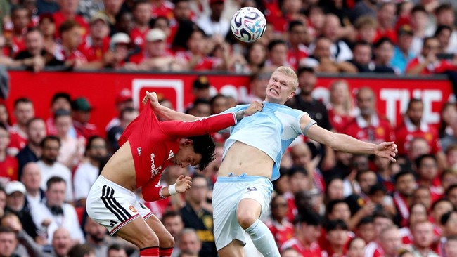 Soccer Football - Premier League - Manchester United v Manchester City - Old Trafford, Manchester, Britain - September 13, 2026 Manchester City's Erling Haaland in action with Manchester United's Lisandro Martinez REUTERS/Scott Heppell EDITORIAL USE