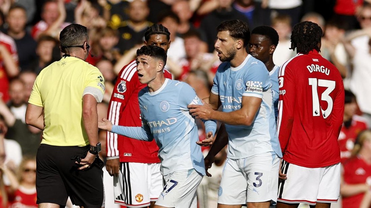 Soccer Football - Premier League - Manchester United v Manchester City - Old Trafford, Manchester, Britain - September 13, 2026 Manchester City's Phil Foden remonstrates with referee Michael Oliver after being shown a red card Action Images via Reute