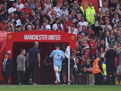 Santai Usai Dikartu Merah, Phil Foden Balik Sindir Fans MU