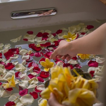 Ramai Ritual Mandi Kembang, Ini 5 Manfaatnya yang Harus Kamu Ketahui