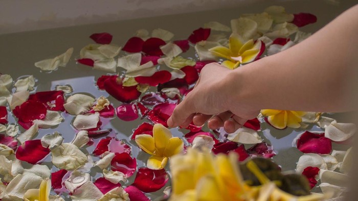Ramai Ritual Mandi Kembang, Ini 5 Manfaatnya yang Harus Kamu Ketahui