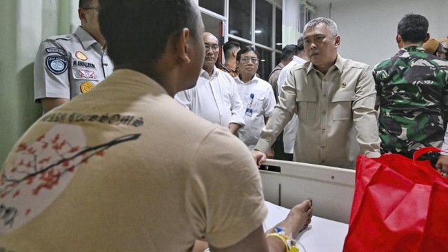 Menteri Perhubungan Dudy Purwagandhi bersama Gubernur Kalimantan Selatan Muhidin menjenguk para penumpang kecelakaan KM Virgo Transport 8 yang dirawat di RS TPT Dr. R. Soeharsono dan RSUP Ulin Banjarmasin