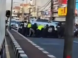 Mobil Terguling Usai Tabrak Pembatas di Jalan Raya Bogor Cibinong