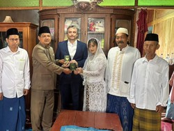Nikahi Gadis Desa, 2 WNA Puji Cepatnya Layanan KUA Sedan