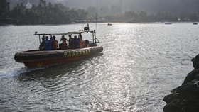 Basarnas evaluasi operasi pencarian delapan orang hilang di Selat Sunda, termasuk lima jurnalis.