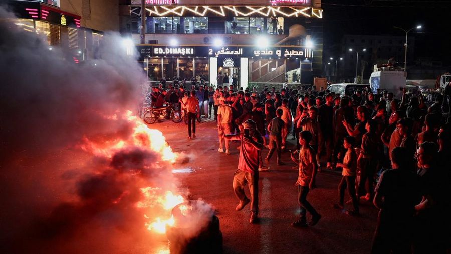 Para pengunjuk rasa membakar ban dan memblokir jalan raya antara Aleppo dan Turki, Suriah, sebagai bentuk protes terhadap kenaikan harga bahan bakar, 13 September 2026. Para pengunjuk rasa membakar ban dan memblokir jalan raya antara Aleppo dan Turki, Suriah, sebagai bentuk protes terhadap kenaikan harga bahan bakar, 13 September 2026. (REUTERS/Mahmoud Hassano)