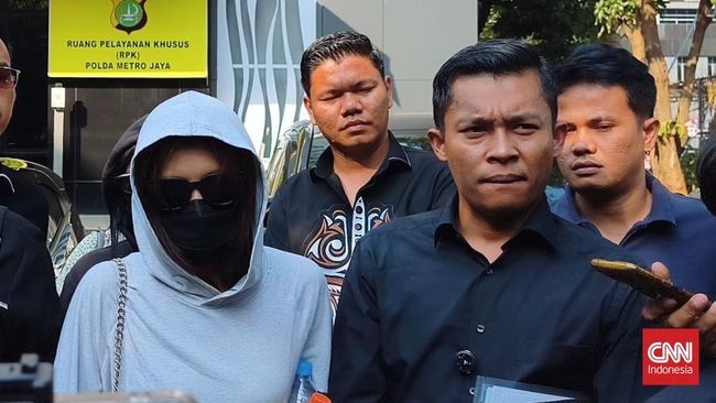 Polisi memeriksa perempuan berinisial AW terkait laporan yang ia layangkan terhadap anak Ruben Onsu, Betrand Peto soal dugaan tindak pidana kekerasan seksual (TPKS) di Polda Metro Jaya, Senin (14/9).