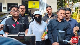 Polisi memeriksa perempuan berinisial AW terkait laporan yang ia layangkan terhadap anak Ruben Onsu, Betrand Peto soal dugaan tindak pidana kekerasan seksual (TPKS) di Polda Metro Jaya, Senin (14/9).