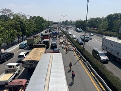 Truk Terguling Melintang di Tol JORR Dievakuasi, Sisa Muatan Masih Bikin Macet