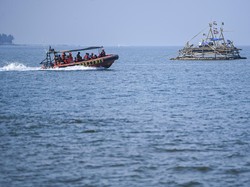 SAR Resmi Perpanjang Pencarian 5 Jurnalis-3 Kru Kapal di Gunung Anak Krakatau