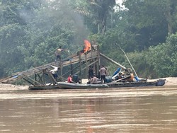 Polisi Tertibkan PETI di Sungai Batang Kuantan, 29 Rakit Dimusnahkan