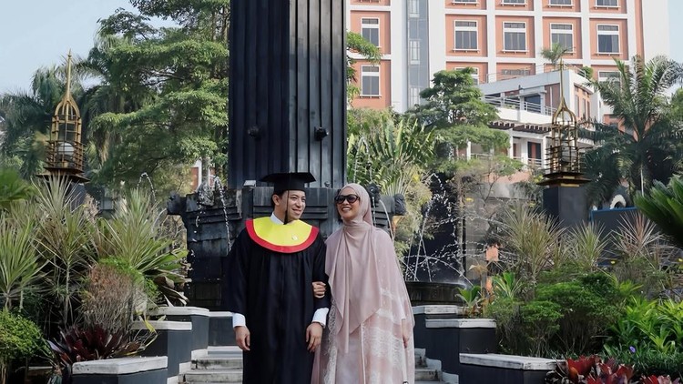 Poppy Bunga dampingi suami wisuda S3