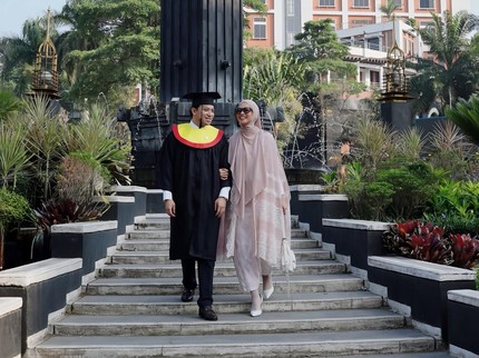 Terpopuler: Potret Poppy Bunga Dampingi Suami Pengacara Wisuda S3