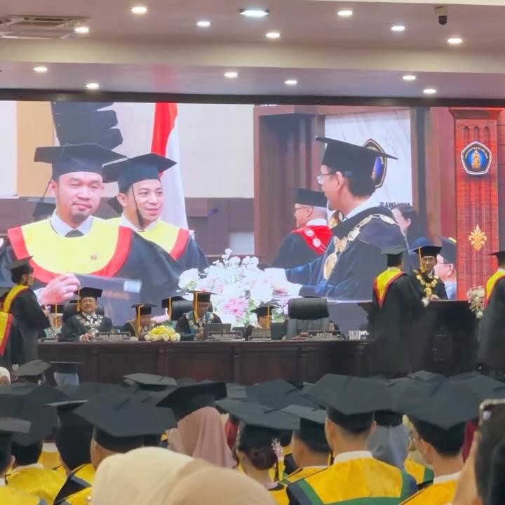 <p>Keyakinan Poppy terbukti. Sang suami Riphat berhasil menyelesaikan S3 dan kini sudah resmi menyandang gelar Doktor. "Hari ini, ngeliat kamu berdiri sebagai seorang Doktor, menyelesaikan perjalanan S3 kamu... rasanya kaya ngeliat satu per satu keyakinanku terbukti. ALLAH maha baik ya. <em>You did it</em>, sayang. <em>Love you</em>!" ungkap perempuan kelahiran Jakarta ini. (Foto: Instagram @poppybungariphat) (Foto: Instagram @poppybungariphat)</p>