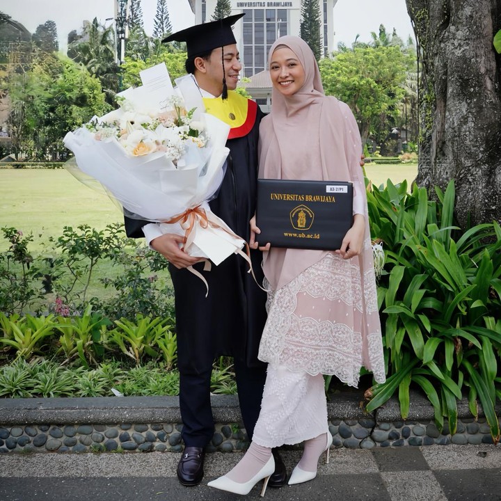 <p>Artis Poppy Bunga tengah berbahagia, Bunda. Sang suami Mohammad Fattah Riphat atau akrab disapa Riphat baru saja menyelesaikan studi S3-nya dari Universitas Brawijaya, Malang. Riphat berprofesi sebagai pengacara, dan sempet viral beberapa waktu lalu saat menjadi penasihat hukum Tasya Farasya. (Foto: Instagram @poppybungariphat)</p>