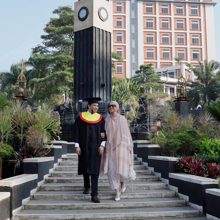 <p>Melalui unggahan di Instagram, Poppy membagikan potret saat mendampingi suaminya wisuda. Perempuan 35 tahun ini terlihat begitu bahagia bisa hadir di acara wisuda. Poppy tampak begitu bangga dengan pencapaian suaminya. (Foto: Instagram @poppybungariphat)</p>
