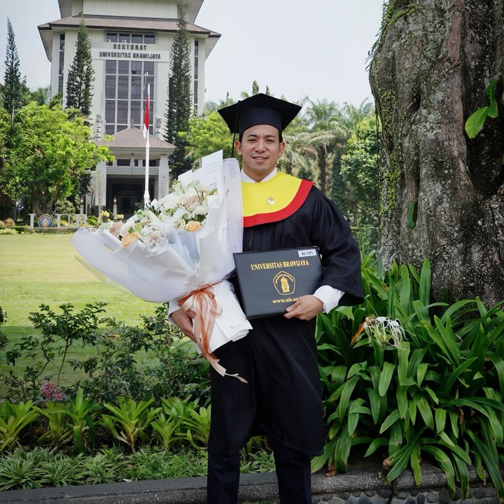 <p>Poppy sempat membagikan kisah perjuangan suaminya menyelesaikan studi S3 ini. Bunda dua anak itu mengungkap keyakinannya pada sang suami untuk menyelesaikan studi di tengah kesibukan bekerja. "Dari pertama aku banyak ngobrol sama kamu, entah gimana, aku tuh selalu punya keyakinan yang beda. Aku selalu percaya kalau kamu bisa ngelakuin hal-hal baik, bahkan hal yang mungkin terlihat sulit bagi banyak orang. Dan mungkin, salah satu alasan aku memilih kamu dari dulu adalah karena aku percaya sama kemampuan kamu, bahkan ketika kamu sendiri belum sepenuhnya percaya sama diri kamu," tulis Poppy. (Foto: Instagram @poppybungariphat)</p>