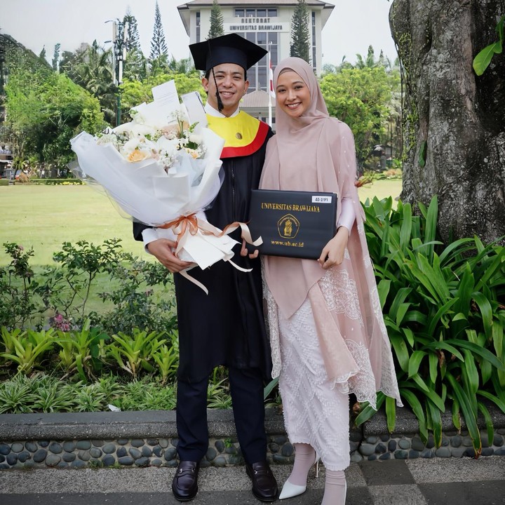 <p>Ungkapan bahagia dan bangga dari Poppy ini direspons Riphat melalui tulisan balasan di kolom komentar. Riphat menuliskan ucapan terima kasihnya pada sang istri. "Terima kasih sayang," tulisnya. Poppy Bunga resmi menikah dengan Mohammad Fattah Riphat, pada 17 November 2013. Dari pernikahan ini, Poppy dan Riphat dikaruniai dua anak, yakni Khanza Aliyah Riphat dan Muhammad Arkandra Malik Riphat. (Foto: Instagram @poppybungariphat)</p>