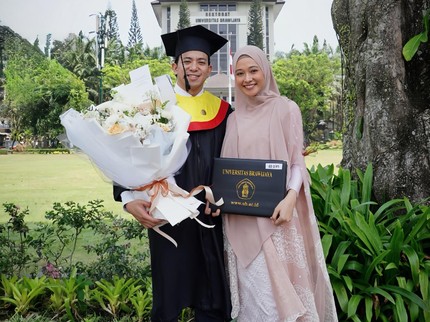 Ungkapan Bangga Poppy Bunga Dampingi Suami Pengacara Wisuda S3: Salah Satu Keyakinanku Terbukti