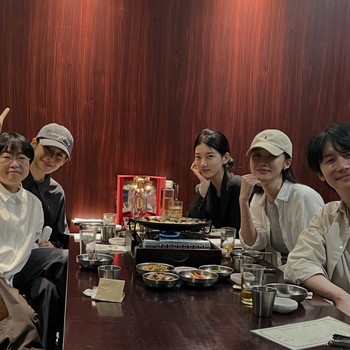 Masih Sering Kumpul, Suzy Bagikan Momen Hangout Bersama Pemeran Drakor 'Anna'