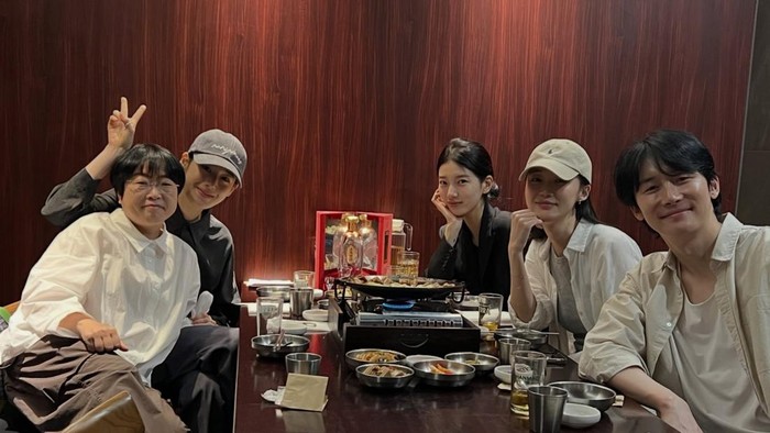 Masih Sering Kumpul, Suzy Bagikan Momen Hangout Bersama Pemeran Drakor 'Anna'