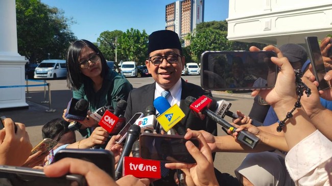 Menteri Koordinator Bidang Pembangunan Manusia dan Kebudayaan, Pratikno saat tiba di Istana Negara, Jakarta, Senin (14/9/2026). (CNBC Indonesia/Emir Yanwardhana)