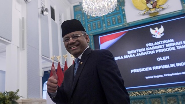 Pejabat baru Menteri Keuangan Suahasil Nazara mengacungkan jempol seusai pelantikannya di Istana Negara, Jakarta, Senin (14/9/2026). Presiden Prabowo melantik Suahasil Nazara menjadi Menteri Keuangan Kabinet Merah Putih sisa masa jabatan 20242029 men