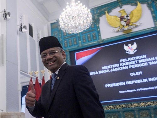 Pejabat baru Menteri Keuangan Suahasil Nazara mengacungkan jempol seusai pelantikannya di Istana Negara, Jakarta, Senin (14/9/2026). Presiden Prabowo melantik Suahasil Nazara menjadi Menteri Keuangan Kabinet Merah Putih sisa masa jabatan 20242029 men