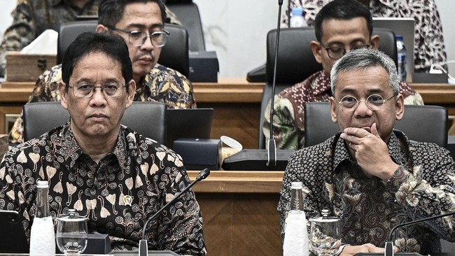 Menteri Keuangan Purbaya Yudhi Sadewa (tengah) dan Wakil Menteri Keuangan Suahasil Nazara (kanan) mengikuti rapat kerja dengan Badan Anggaran (Banggar) DPR di Kompleks Parlemen, Jakarta, Senin (7/9/2026). Dalam rapat tersebut, pemerintah dan Banggar