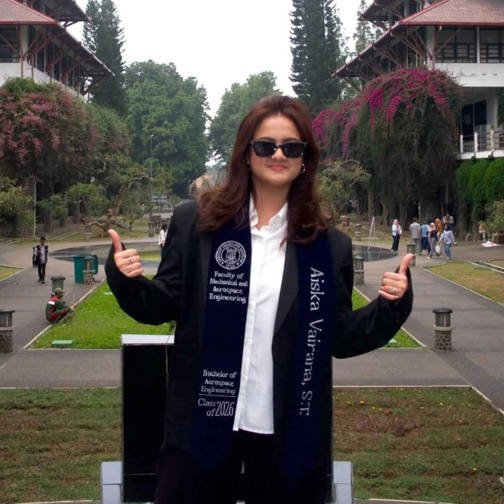 <p>Tentu saja <em>postingan</em> tersebut juga langsung diramaikan komentar netizen yang turut memberikan selamat dan pujian. &ldquo;Congrats ya Kika&hellip; buat mama papanya juga,&rdquo; tulis akun <em>@___nrl_ina****. &ldquo;</em>Sarjana Teknik Mesin Dirgantara-ITB kereeen sekali Kika,&rdquo; tulis akun <em>@diyahm****.&nbsp;</em>(Foto: Instagram @ersamayori)</p>