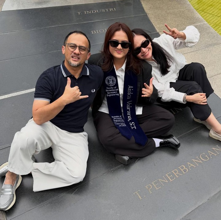 <p>Ersa Mayori dan sang suami, Otto Djauhari, tengah berbahagia atas pencapaian putri sulungnya, Aiska Vairana atau yang akrab disapa Kika, yang baru saja menyelesaikan pendidikan di perguruan tinggi. (Foto: Instagram @ersamayori)</p>