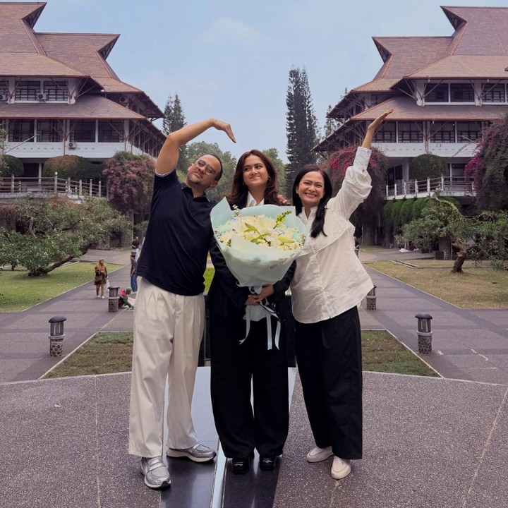 <p>Kabar tersebut dibagikan Ersa melalui sejumlah foto yang diunggah di akun Instagram pribadinya. Dalam unggahan tersebut, ia dan sang suami terlihat mendampingi Kika merayakan kelulusannya sebagai mahasiswi teknik di Institut Teknologi Bandung (ITB).&nbsp;(Foto: Instagram @ersamayori)</p>
