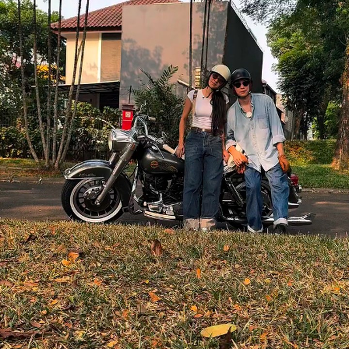 <p>Sejak kabar pernikahannya terungkap, baik Rachel atau Dikta masih belum mau berbagi tentang kisah tersebut ke publik. Keduanya masih menutup rapat kehidupan pribadi. Setelah resmi menikah, Rachel sempat membagikan video kebersamaannya dengan Dikta di Instagram. Pasangan ini tampak menikmati waktu motoran bersama. (Foto: Instagram @rchelcia)</p>