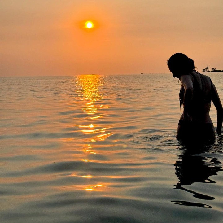 <p>Rachel mem-posting foto saat menikmati waktu di pinggir laut untuk menikmati pemandangan Matahari terbenam. Melalui unggahan ini, Rachel menuliskan caption penuh makna terkait harapannya tentang kehidupan. "Berharap akan hari-hari yang lebih baik," tulisnya. (Foto: Instagram @rchelcia)</p>
