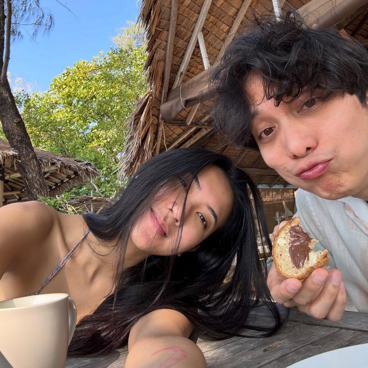 <p>Rachel juga sempat membagikan potretnya saat menikmati suasana pinggir pantai bersama sang suami, Bunda. Rachel dan Dikta tampak dudik di dekat pepohonan untuk makan bersama camilan sambil menikmati pemandangan indah di sekitar. (Foto: Instagram @rchelcia)</p>