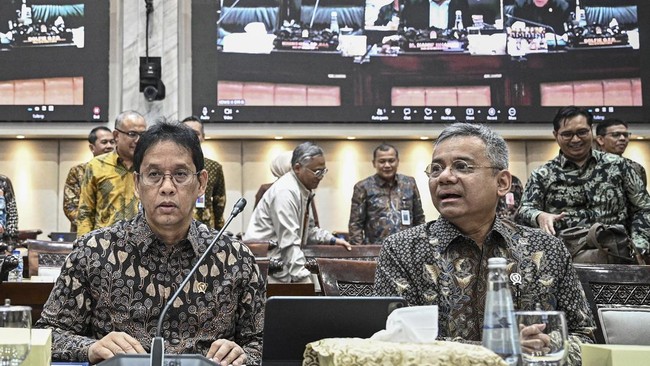 Menteri Keuangan Purbaya Yudhi Sadewa dan Suahasil Nazara (kanan) bersiap mengikuti rapat kerja bersama Komisi XI DPR dengan agenda membahas pengantar Rencana Kerja Anggaran (RKA) Kementerian Keuangan tahun 2027 di Kompleks Parlemen, Jakarta, Senin (